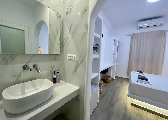 Alexandra Suites & Rooms - Mykonos Port * Mykonos Town